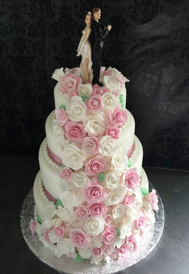 Gâteau de mariage élégant à trois étages avec roses