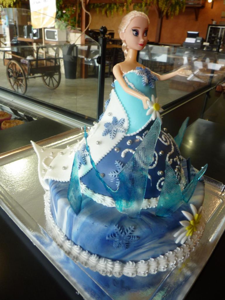 Gâteau poupée inspiré de la Reine des Neiges