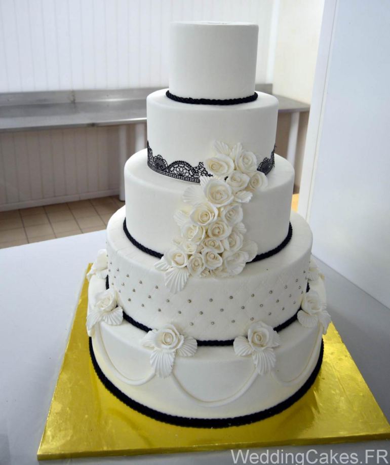 Gâteau élégant à quatre étages pour mariage blanc