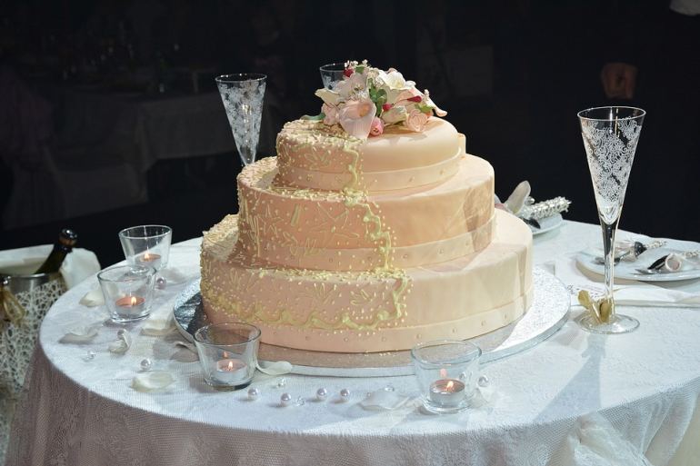 Gâteau de mariage élégant à trois étages