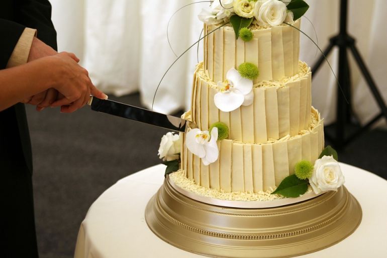 Magnifique gâteau de mariage trois étages fleuri