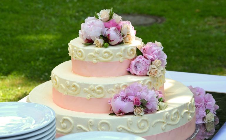 Magnifique gâteau de mariage à trois étages avec fleurs roses