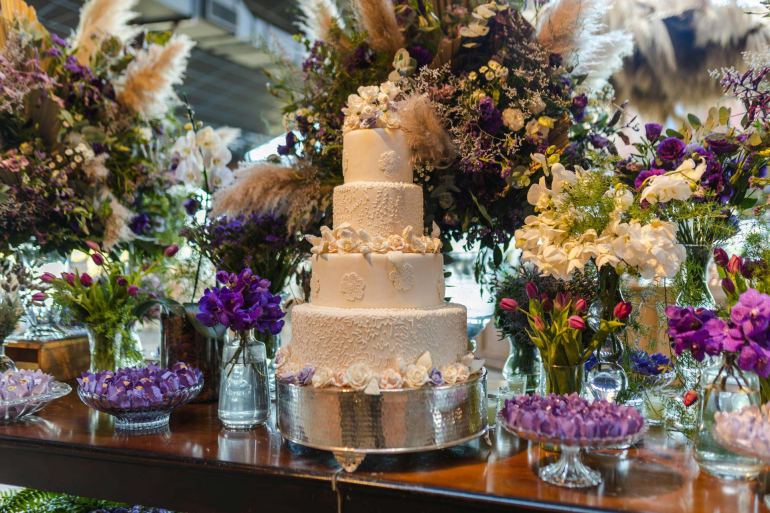 Gâteau de mariage élégant avec décor floral coloré