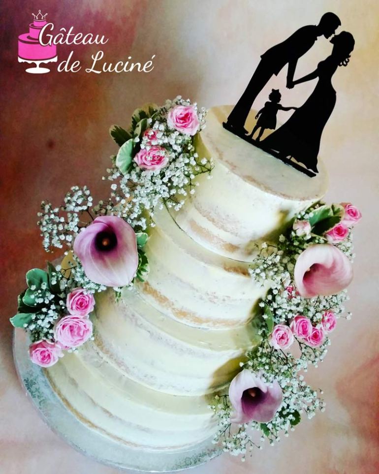 Gâteau de mariage élégant avec fleurs et silhouette